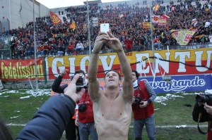 Cane posa per un "selfie" con la Curva Sud sullo sfondo (foto Paolo Furrer)