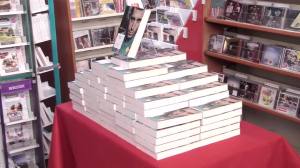 Il banchetto allestito per la vendita del libro dello ''squalo dello Stretto''