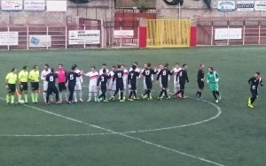 Il saluto tra le due squadre