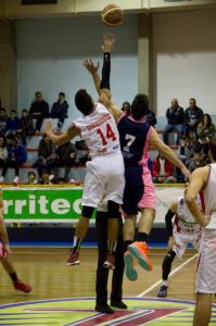 La palla a due del derby Costa d'Orlando - Milazzo