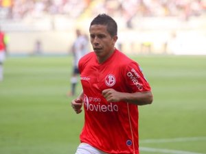 Roberto Merino con la maglia della formazione peruviana del Juan Aurich