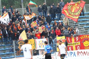 Lo straordinario colpo d'occhio offerto dai tifosi del Messina ad Aprilia (Alfano/Activa)