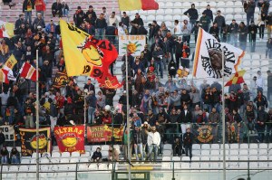 Uno splendido scorcio della Curva Sud nel match con il Barletta (foto Alessandro Denaro)