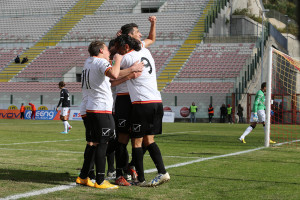Un gol di Corona, celebrato dai compagni