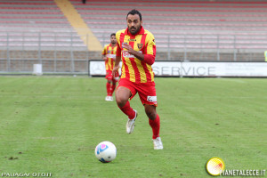 Rullo con la maglia del Lecce