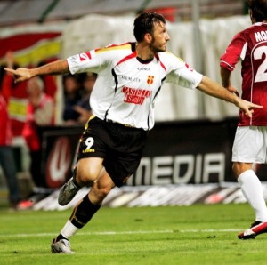 Christian Riganò in azione nel derby di massima serie