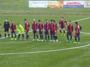I rossoblù a centrocampo