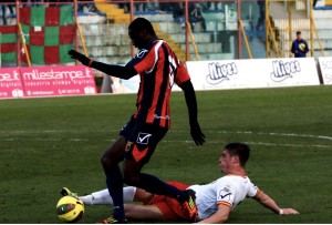 Cane in marcatura su Cissè