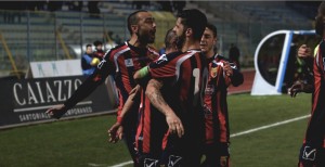 I compagni celebrano la doppietta di Caccavallo (foto Giuseppe Scialla)