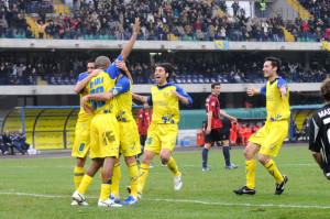 De Paula celebra con i compagni del Chievo la sua prima rete in serie A