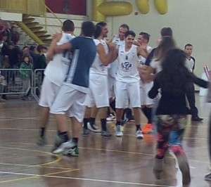 L'esultanza dei giocatori dell'Aretusa a fine partita