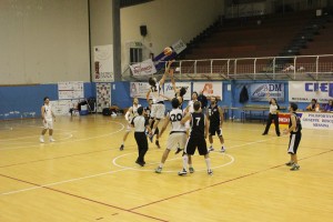 La palla a due del match fra Basket School ed Aci Bonaccorsi
