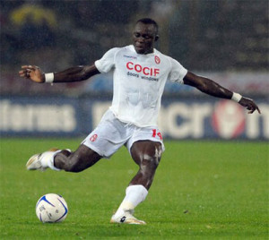 Il ghanese Barusso in azione con la divisa del Novara