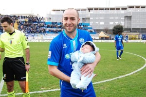 Capitan Iannini con un bimbo in braccio