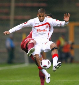 De Paula in azione con la maglia del Bari