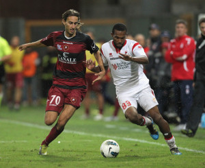 De Paula in azione con la maglia del Bari contro la Reggina