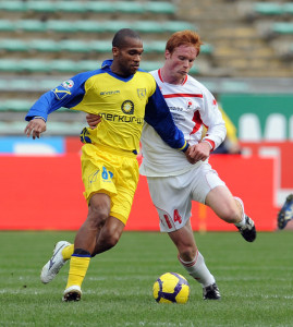De Paula in azione con la maglia del Chievo contro il Bari
