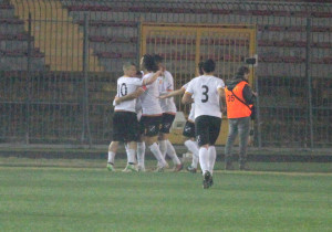 L'esultanza del Messina dopo l'1-1 di Spiridonovic