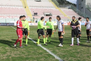 Corona a centrocampo ad inizio gara (foto Furrer)