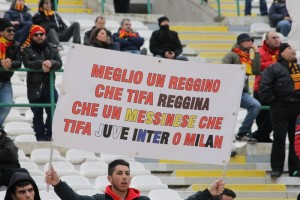 Uno striscione che fotografa al meglio la passione per i giallorossi