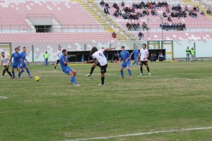 Corona si coordina per l'1-0 (foto Furrer)