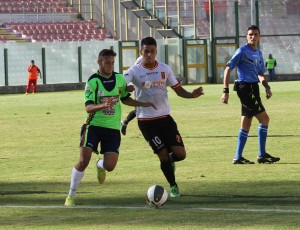 Izzillo in pressing su un avversario nel match di andata