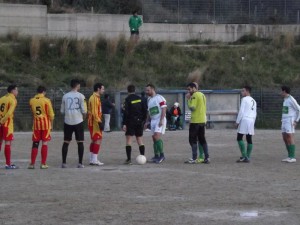 Peloro Annunziata e Città di Villafranca a centrocampo