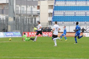 Carretta batte con una conclusione angolata il "Giaguaro"