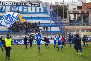 I lucani ringraziano la Curva dopo avere festeggiato sotto la Tribuna