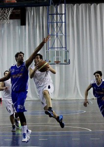 Zampogna lanciato a canestro contrastato da Laganà
