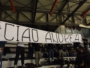 Lo striscione dei tifosi paladini dedicato ad Andrea Plattella