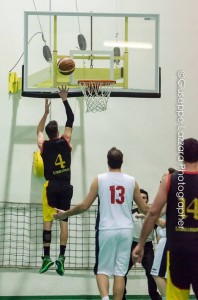 Un appoggio da sotto canestro (foto Lazzara)