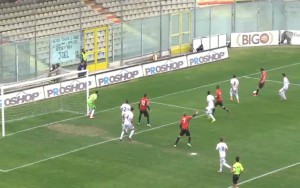 Ci prova anche Iemmello da posizione defilata