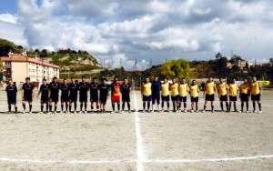 Contesse - Stromboli 2-1. Le due squadre schierate a centrocampo.