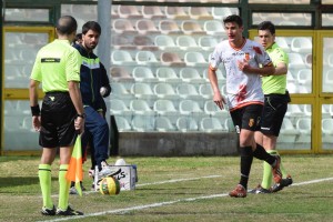 Grassadonia osserva il guardalinee. Damonte è costretto a cambiare la maglia insanguinata dopo un contrasto (foto Giovanni Isolino)