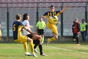 Polak e Migliorini in marcatura su Corona (foto Giovanni Isolino)
