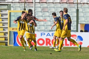 La Juve Stabia celebra una delle tre marcature realizzate al San Filippo (foto Giovanni Isolino)