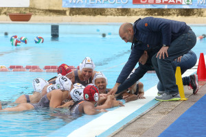 la Waterpolo si carica ad inizio match