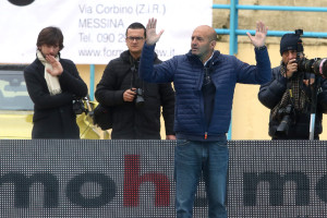 coach Mirarchi da indicazioni alla squadra