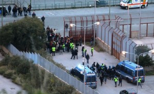 La polizia in tenuta anti-sommossa (foto Paolo Furrer)