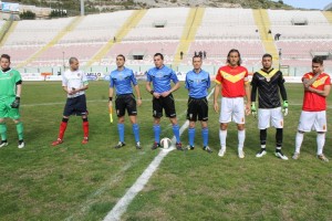 Le squadre a centrocampo