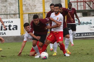 Una fase di Aversa Normanna-Messina 1-0. Il 6 ottobre 2013 i granata si imposero con la marcatura di Di Vicino