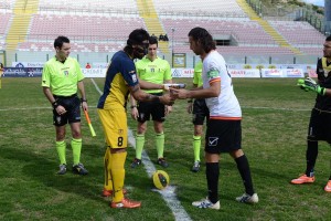 Il saluto tra i capitani Jidayi e Corona