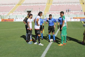 Il saluto tra i capitani nel match di andata