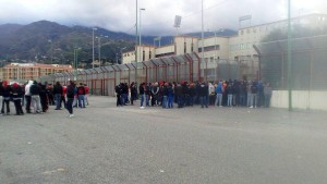 Il tifo organizzato domenica ha presidiato l'uscita degli spogliatoi (foto Paolo Furrer)
