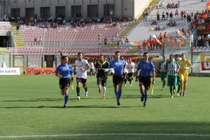 L'ingresso in campo di Messina e Vigor