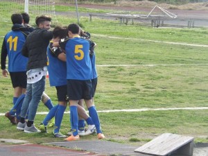 I tirrenici fanno festa dopo un gol