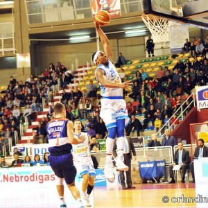 Sek Henry attacca il ferro