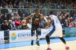 Il play paladino Sek Henry in palleggio