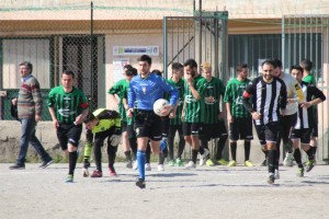 Le due squadre entrano in campo